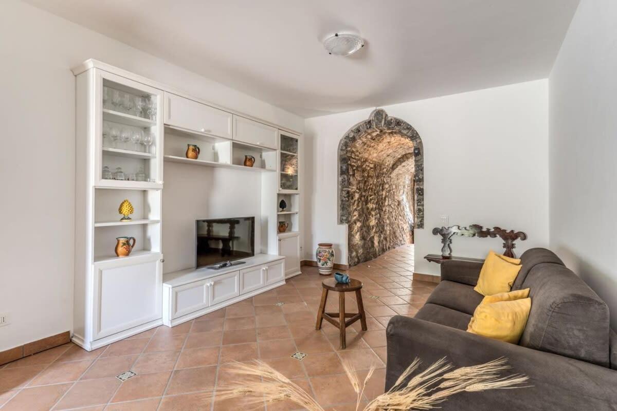 Villa Mimosa Rustic Elegance Views & Pool ماسّا لوبْرينسِ المظهر الخارجي الصورة
