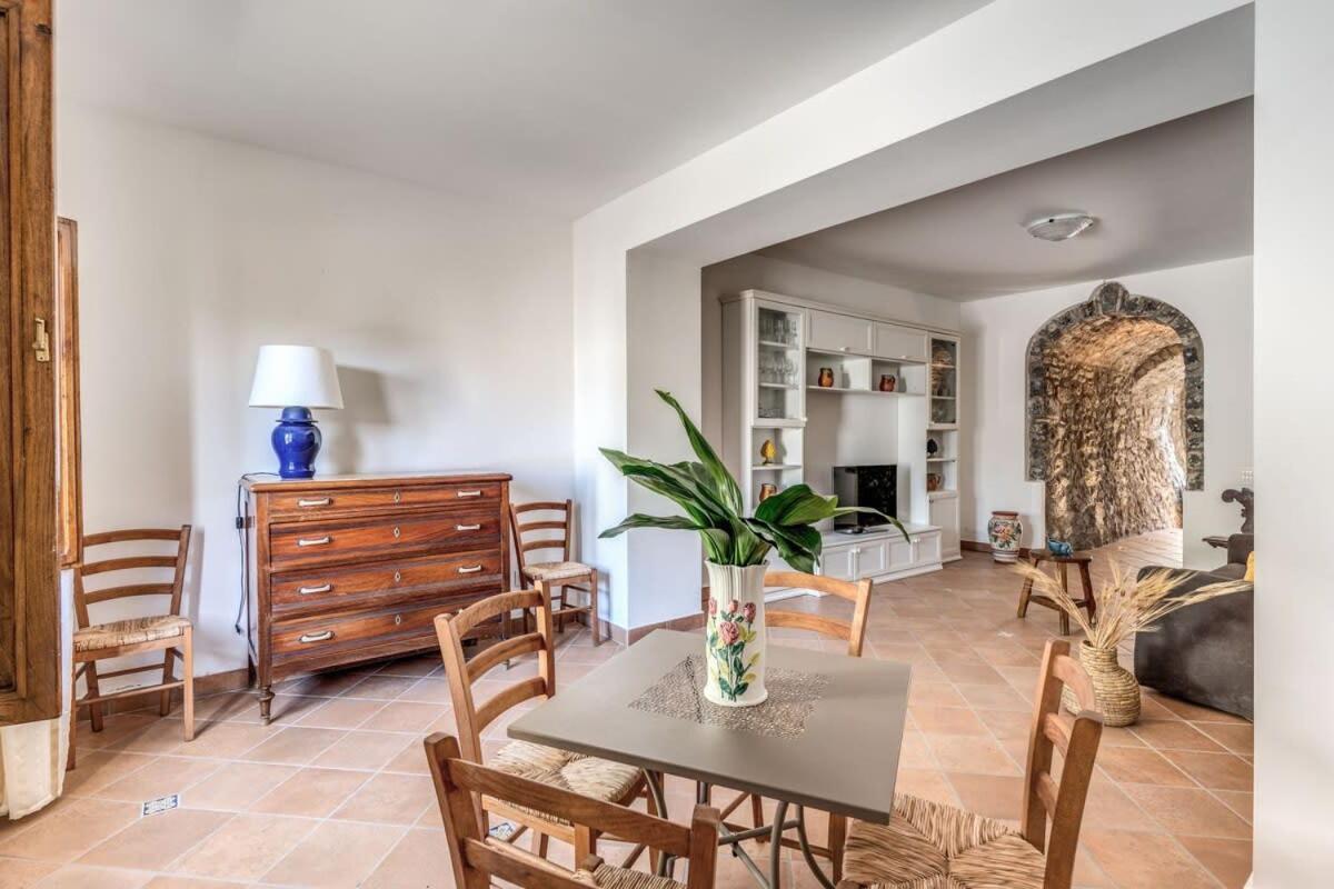 Villa Mimosa Rustic Elegance Views & Pool ماسّا لوبْرينسِ المظهر الخارجي الصورة
