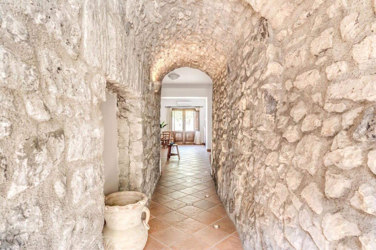 Villa Mimosa Rustic Elegance Views & Pool ماسّا لوبْرينسِ المظهر الخارجي الصورة