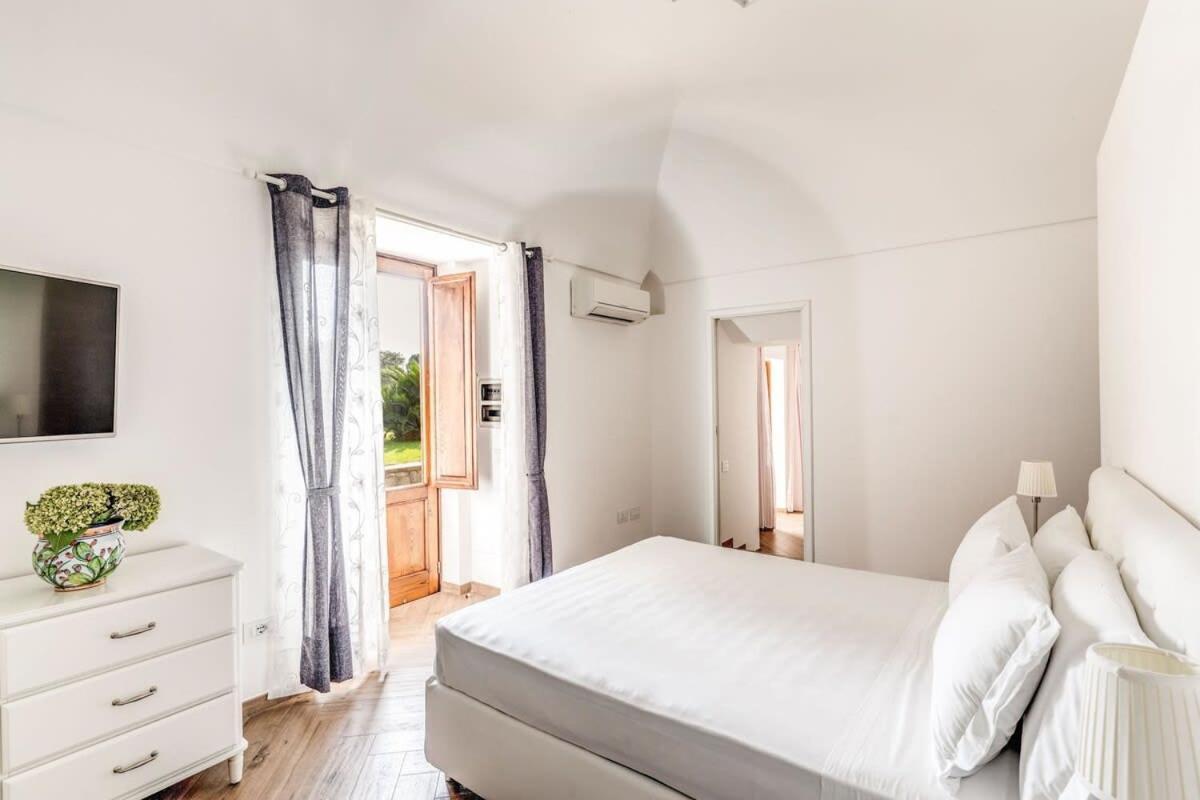 Villa Mimosa Rustic Elegance Views & Pool ماسّا لوبْرينسِ المظهر الخارجي الصورة