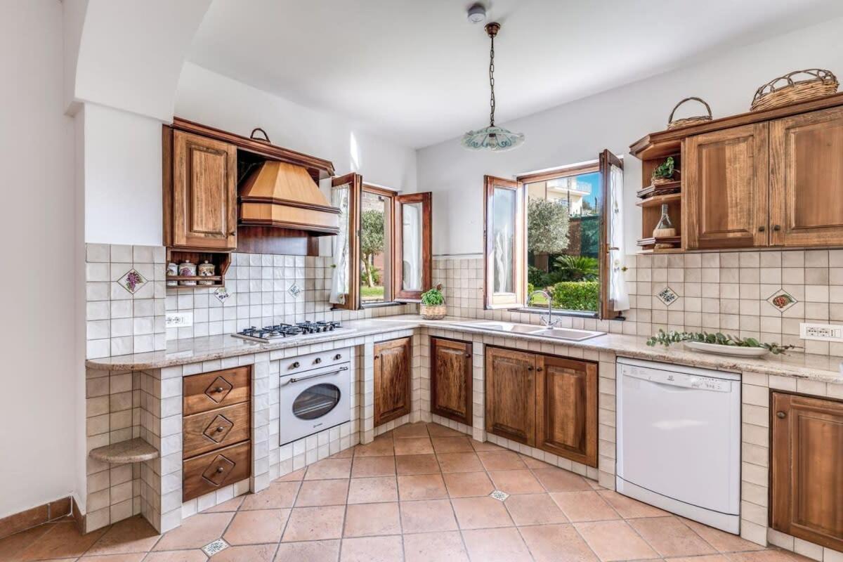 Villa Mimosa Rustic Elegance Views & Pool ماسّا لوبْرينسِ المظهر الخارجي الصورة