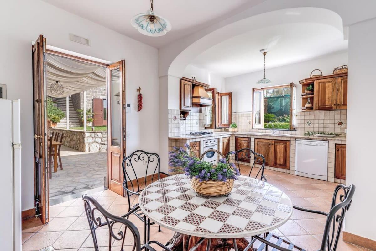 Villa Mimosa Rustic Elegance Views & Pool ماسّا لوبْرينسِ المظهر الخارجي الصورة