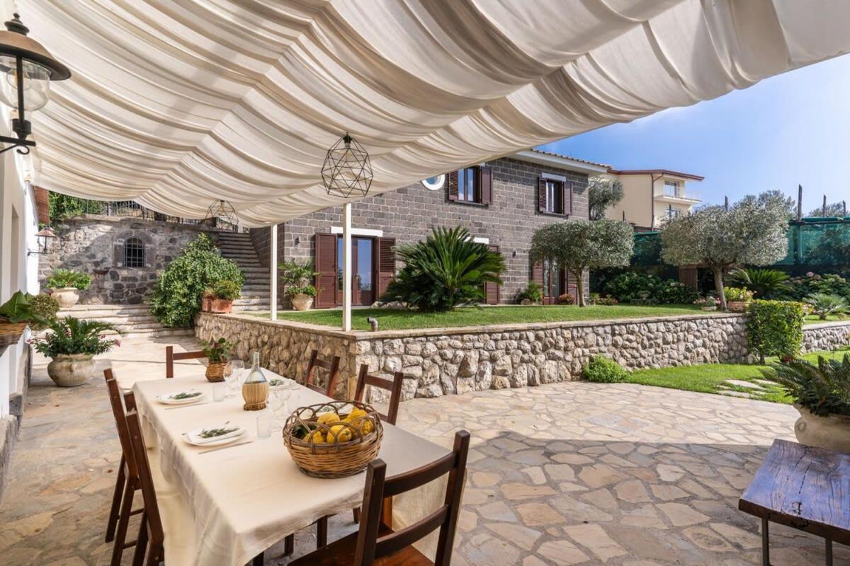 Villa Mimosa Rustic Elegance Views & Pool ماسّا لوبْرينسِ المظهر الخارجي الصورة