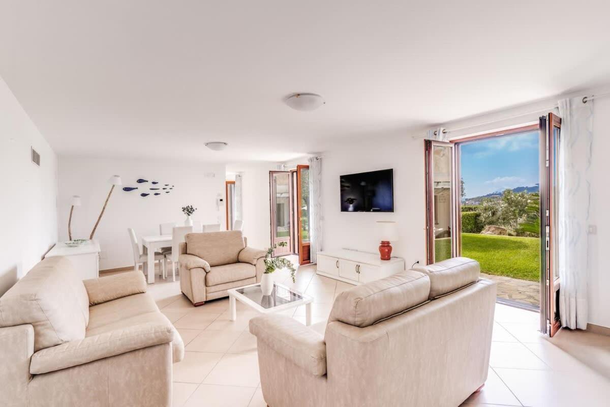 Villa Mimosa Rustic Elegance Views & Pool ماسّا لوبْرينسِ المظهر الخارجي الصورة