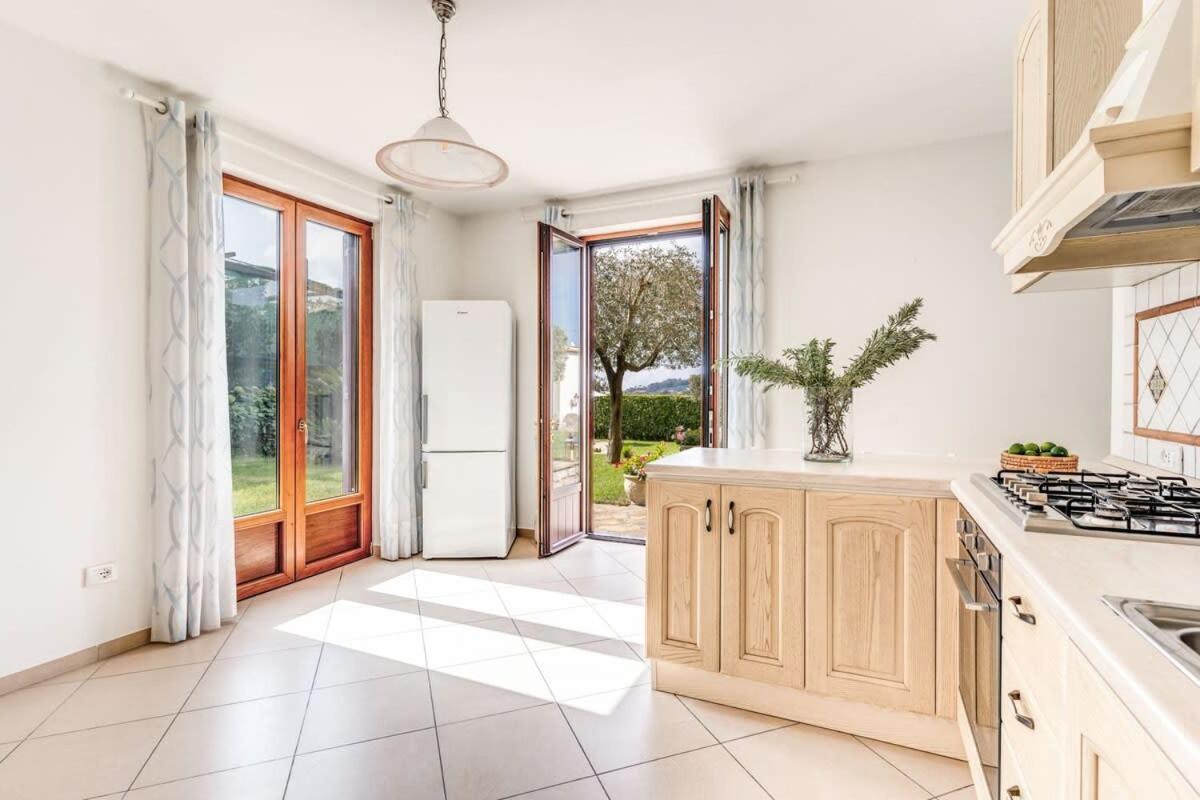 Villa Mimosa Rustic Elegance Views & Pool ماسّا لوبْرينسِ المظهر الخارجي الصورة
